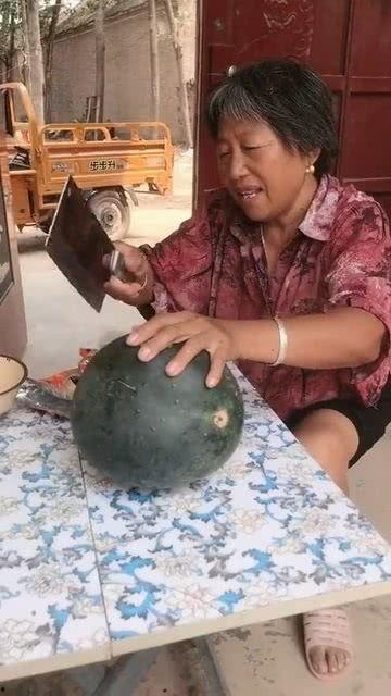 农村奶奶回乡吃瓜