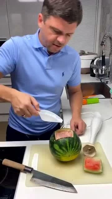 外国老公吃瓜,揭秘跨国婚姻中的趣味瞬间