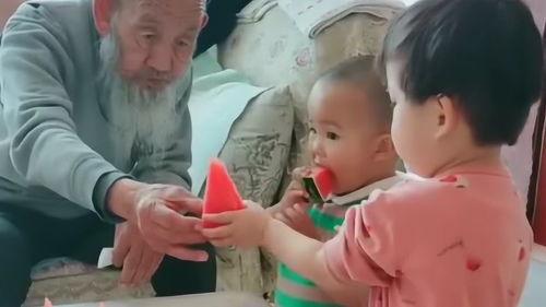 爷爷和姥爷吃瓜,爷爷姥爷的夏日瓜香时光