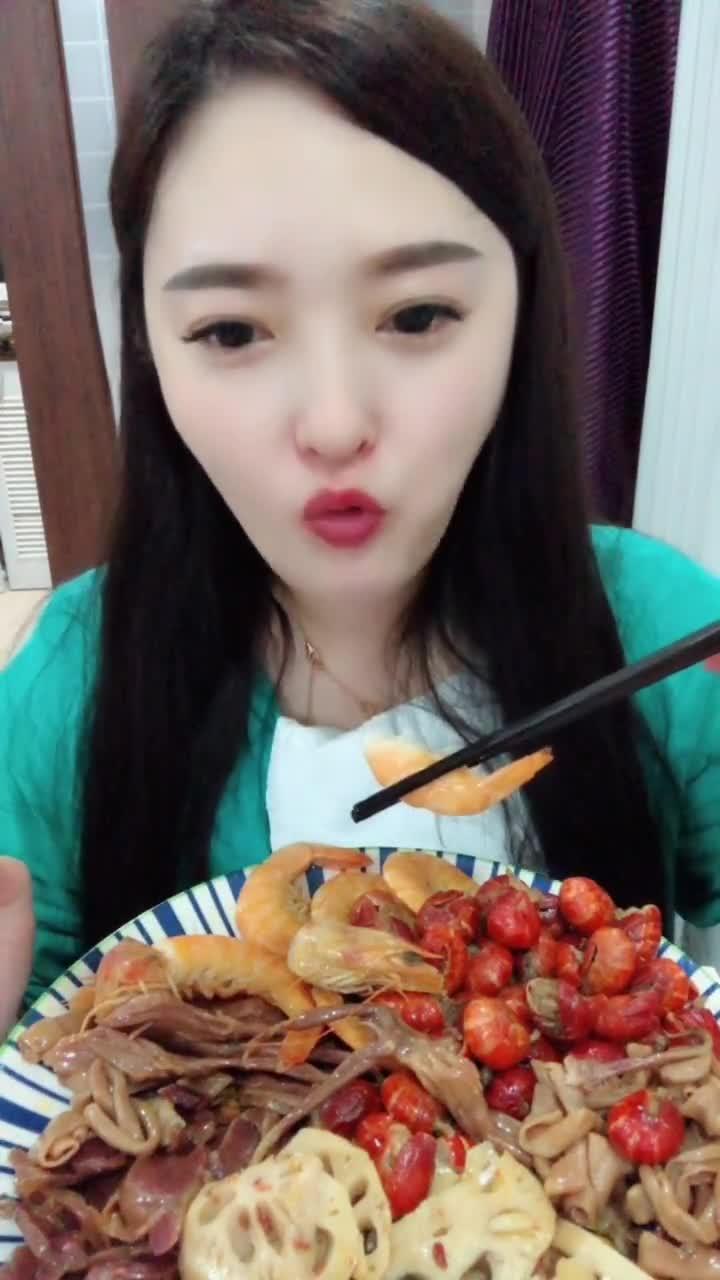 姐姐今天又吃瓜